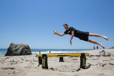 Comment se pratique le spikeball?